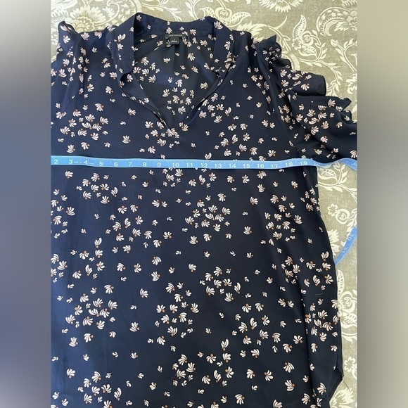 Ann Taylor Navy Cream Floral V Neck Cold Shoulder Ruffled Blouse Size M - Picture 7 of 8